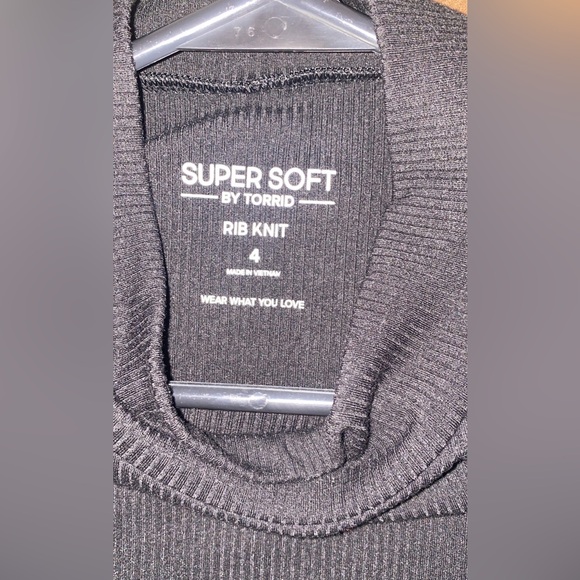 EUC BLACK Torrid size 4 rib knit top they only had stock picture of it in purple - Picture 5 of 5